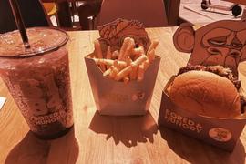 「无聊猿」BAYC主题餐厅长啥样？跟着我们去探店_BOR:RED