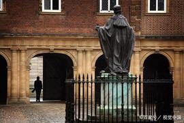 这所英国中学培养出20位首相，在英国人心中比牛津、剑桥还重要_: