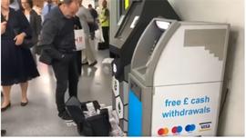 比特币ATM机疯狂吐钱，取款人一脸无语，网友：这是中了？_ATM:有什么用途
