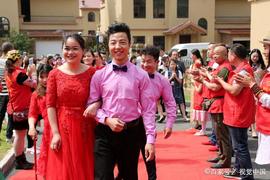 结婚当天，婆家改口费包1万“纸”币，新娘怒道：“不结了”_COV:ALT