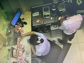 大火无情人有情，农行上海嘉定黄渡支行为客清点兑付火烧币_: