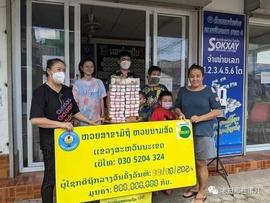 简单粗暴！老挝彩票领奖现场，8亿老币直接用桌布抱走_: