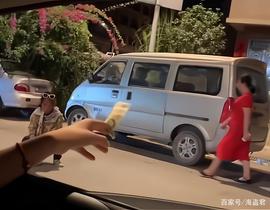 广西女生好心施舍1块钱，流浪女却直勾勾盯着手链，接钱时抓手抢_FER:Maya Preferred 223