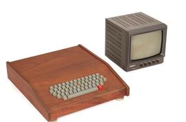 乔布斯亲手组装！Macbook前身“Apple-1”电脑250万拍出_PLE:APP