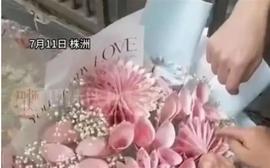 父子购买9999元“人民币花束”后举报花店违法，当地商户回应_888:888币是多少钱